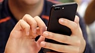 ARŞİV - ARŞİV - Chicago’da 16 Eylül 2017’de bir kişi akıllı telefon kullanıyor. (AP Photo, Arşiv)