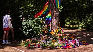 Im Berliner Tiergarten schmücken Blumen und Regenbogenfahnen einen Baum nahe dem Tatort der Autoattacke auf die Pride-Parade, Deutschland, 27. Juli 2026.