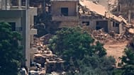 İsrail askeri araçları, Lübnan'ın güneyinde İsrail işgali altındaki Zawtar al-Sharqiyah köyündeki evlerin arasında görülüyor, 5 Ağustos 2026.
