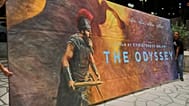 Des ouvriers installent une affiche peinte par Virginia Axioti pour le film de Christopher Nolan "The Odyssey", devant le cinéma Athinaion d'Athènes, le 11 juillet 2026.