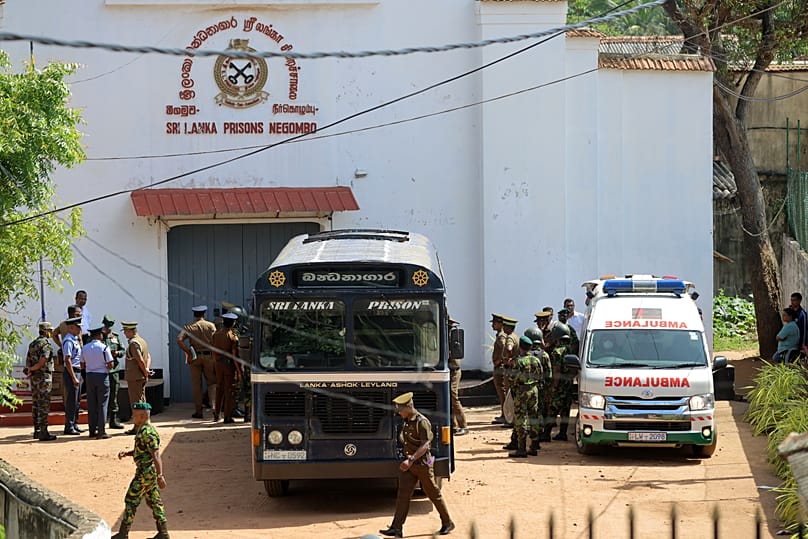 Agenti di sicurezza di guardia nel cortile di una prigione a Negombo, 6 luglio 2026