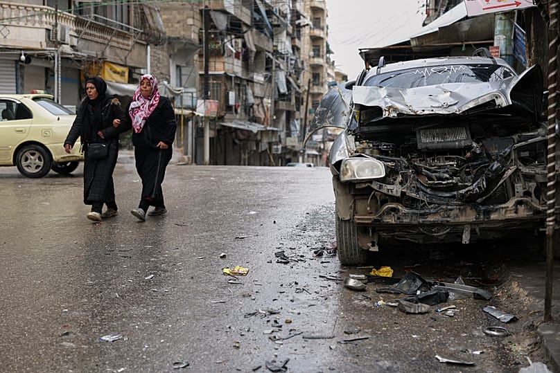 زنان در حال قدم زدن در شهر حلب سوریه 