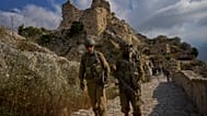 صورة تعبيرية- جنود إسرائيليون يسيرون عند مدخل قلعة بوفورت في جنوب لبنان