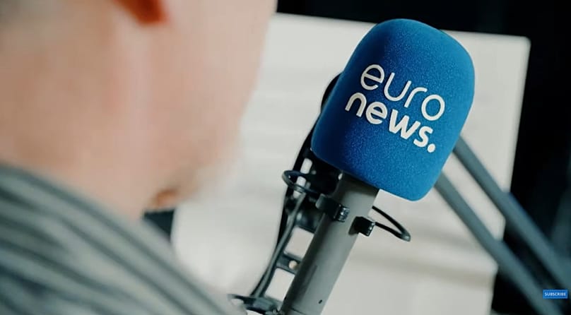 Παρουσιαστής μιλά σε μικρόφωνο του Euronews