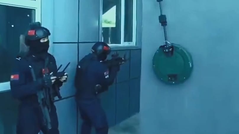 Falon felmászó kínai kémrobot