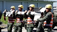 Yer personeli, 7 Ağustos 2026 Cuma günü kuzey Tayvan’daki Hsinchu’da, yıllık Han Kuang tatbikatları sırasında bir hava üssünde Mirage 2000’e füzeler yüklüyor.