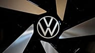 Alman otomobil üreticisi Volkswagen'in logosu, 14 Mayıs 2025'te Almanya'nın Dresden kentindeki Volkswagen'in cam fabrikasında görüntüleniyor.