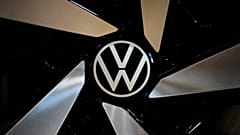 Logótipo do fabricante automóvel alemão Volkswagen fotografado na fábrica transparente da Volkswagen em Dresden, Alemanha, em 14 de maio de 2025
