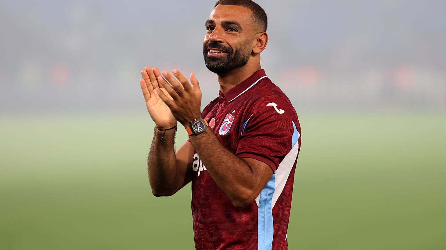 محمد صلاح، لاعب منتخب مصر، يحيي جماهير كرة القدم خلال تقديمه الرسمي كلاعب جديد في نادي طرابزون سبور، في طرابزون، تركيا، يوم الخميس 6 أغسطس/آب 2026. (صورة حسين يافوز/ديا عبر وك