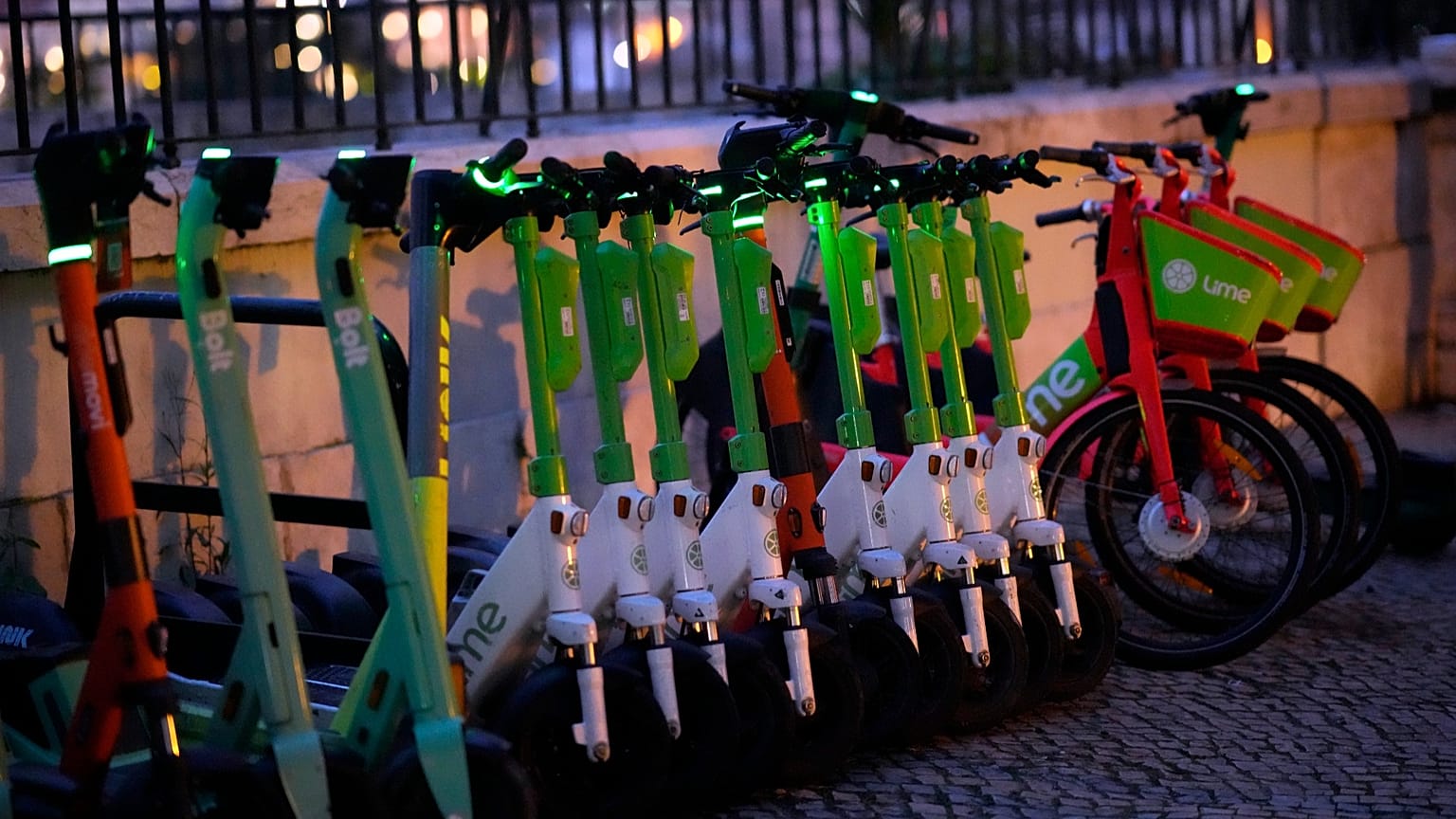 Scooters elétricas e bicicletas estacionadas num passeio em Lisboa, segunda-feira, 27 de novembro de 2023