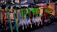 Scooters elétricas e bicicletas estacionadas num passeio em Lisboa, segunda-feira, 27 de novembro de 2023