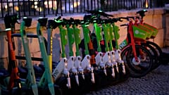 Scooters elétricas e bicicletas estacionadas num passeio em Lisboa, segunda-feira, 27 de novembro de 2023