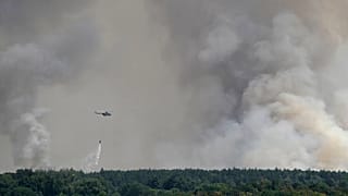 A szerb hadsereg helikoptere tűz ellen küzd a Deliblatska Pescara (Deliblátói homokvidék) területén, Sumarak közelében, 70 km-re Belgrádtól, 2026. aug. 7-én.