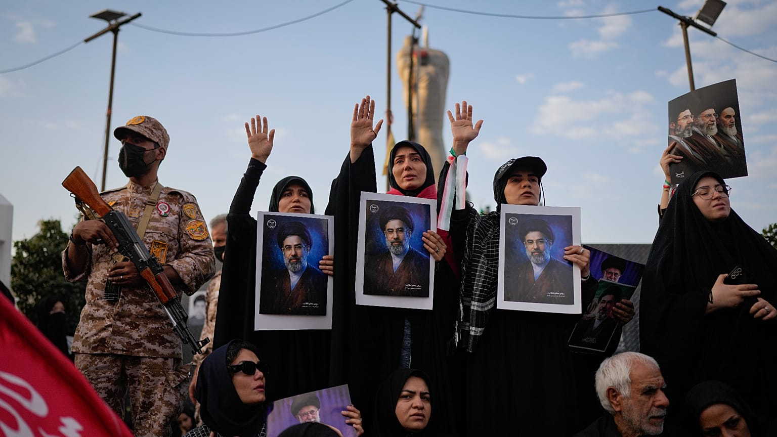 يرفع المشيعون أيديهم حاملين صور المرشد الأعلى الإيراني الجديد مجتبى خامنئي، أثناء تجمعهم في ساحة الثورة الإسلامية لحضور موكب جنازة المرشد الأعلى الإيراني الراحل آية الله علي خ