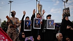 يرفع المشيعون أيديهم حاملين صور المرشد الأعلى الإيراني الجديد مجتبى خامنئي، أثناء تجمعهم في ساحة الثورة الإسلامية لحضور موكب جنازة المرشد الأعلى الإيراني الراحل آية الله علي خ