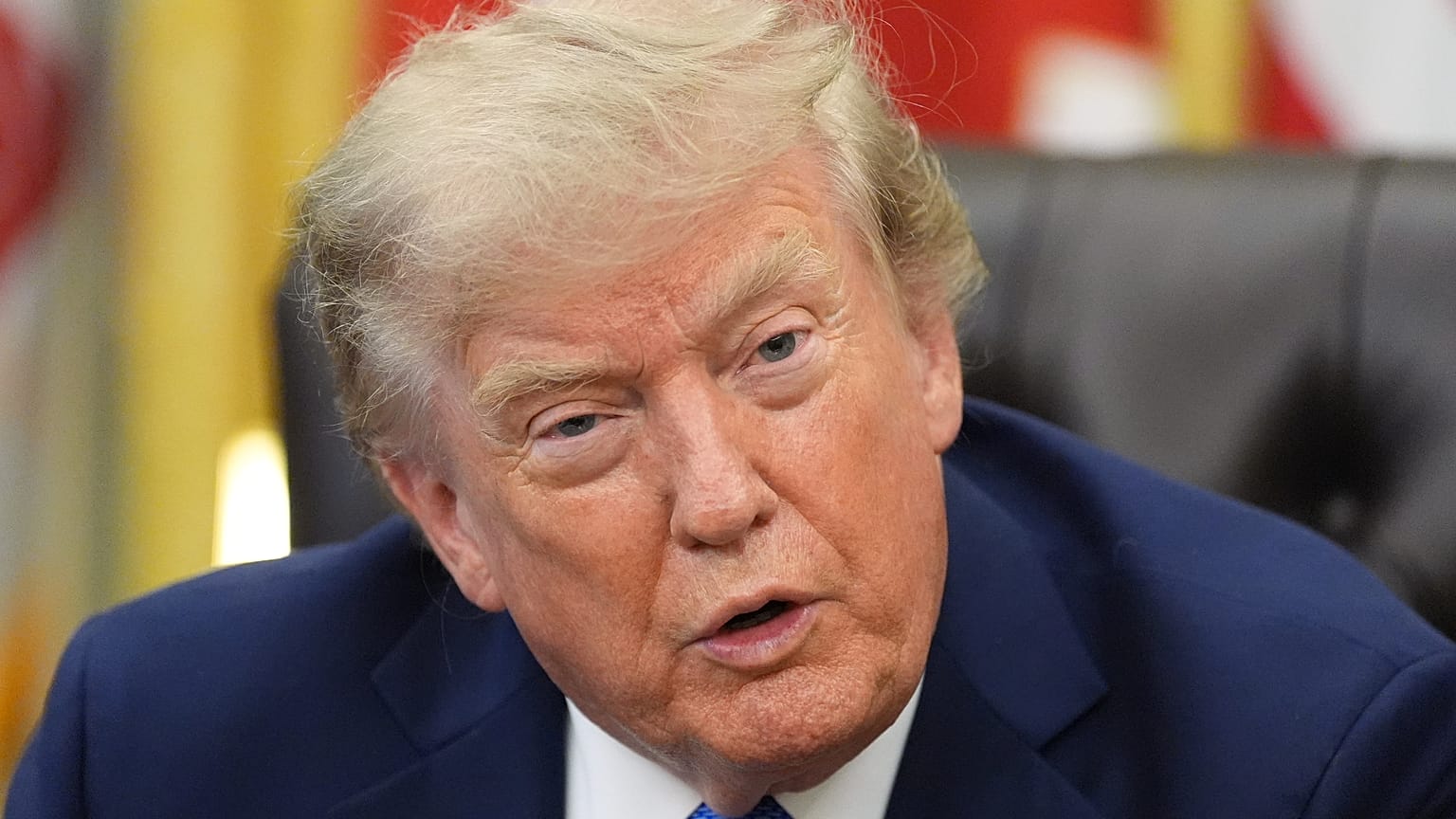 الرئيس دونالد ترامب يتحدث في المكتب البيضاوي للبيت الأبيض، الخميس 6 أغسطس 2026، في واشنطن. (AP Photo/أليكس براندون)