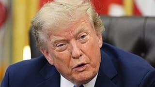 الرئيس دونالد ترامب يتحدث في المكتب البيضاوي للبيت الأبيض، الخميس 6 أغسطس 2026، في واشنطن. (AP Photo/أليكس براندون)