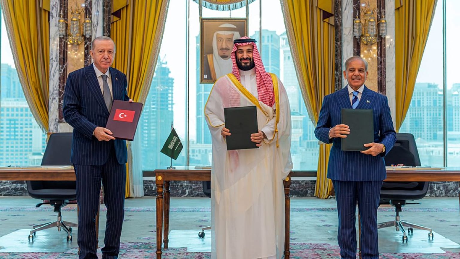 الرئيس التركي رجب طيب أردوغان، وولي العهد السعودي محمد بن سلمان، ورئيس الوزراء الباكستاني شهباز شريف، بعد توقيع اتفاقية دفاعية ثلاثية في مكة المكرمة، يوم الجمعة 7 أغسطس 2026.