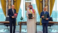 الرئيس التركي رجب طيب أردوغان، وولي العهد السعودي محمد بن سلمان، ورئيس الوزراء الباكستاني شهباز شريف، بعد توقيع اتفاقية دفاعية ثلاثية في مكة المكرمة، يوم الجمعة 7 أغسطس 2026.