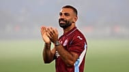 Ο Μοχάμεντ Σαλάχ χαιρετά φιλάθλους στην επίσημη παρουσίασή του ως νέος παίκτης της Τραμπζονσπόρ, Τραπεζούντα, Τουρκία, 6 Αυγούστου 2026. (φωτ. Hussein Yavuz/Dia)