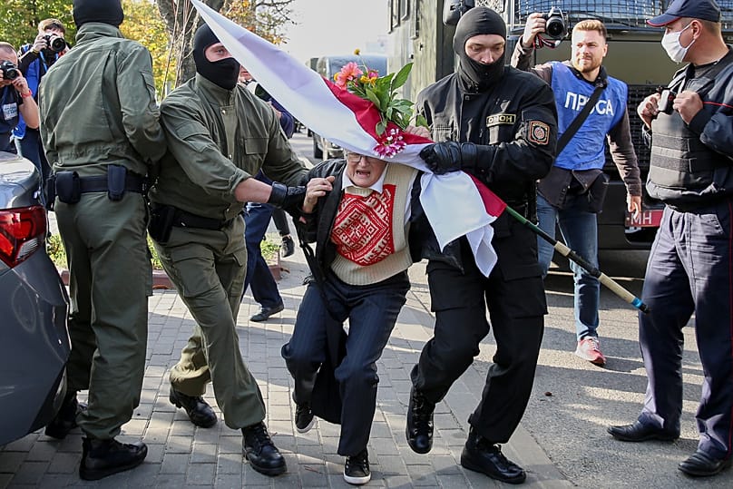 ARCHIVIO: Gli agenti di polizia fermano Nina Bahinskaya, 73 anni, durante una manifestazione dell'opposizione per protestare contro i risultati ufficiali delle elezioni presidenziali a Minsk, Bielorussia, il 19 settembre 2020.