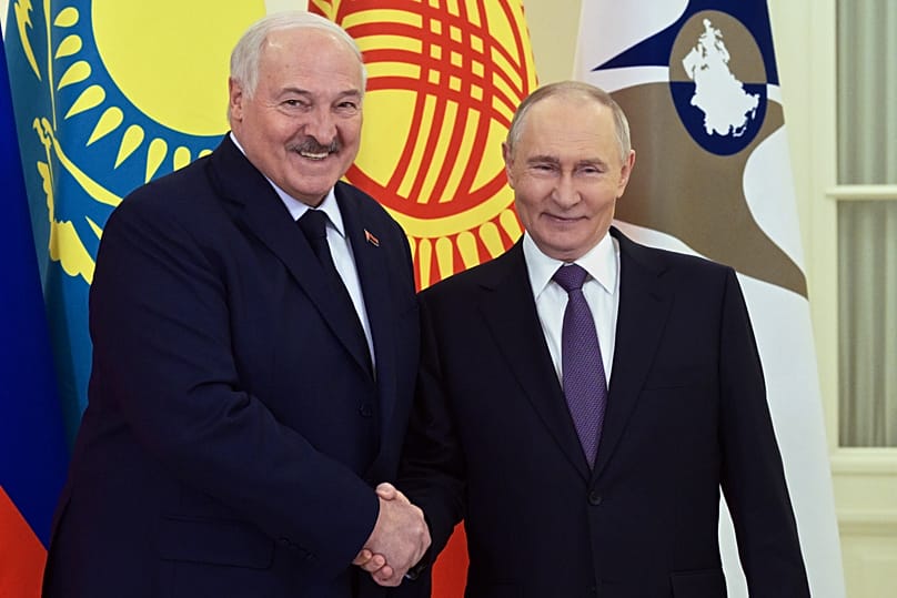 Vladimir Putin e Aliaksandr Lukashenka posano per una foto durante il loro incontro a San Pietroburgo, Russia, il 21 dicembre 2025.