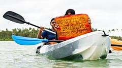 Participantes aderem ao projeto ThimaaVeshi, uma manifestação juvenil contra um projeto de recuperação que destrói mangais ao largo de Addu City, Maldivas, 3 de junho de 2026