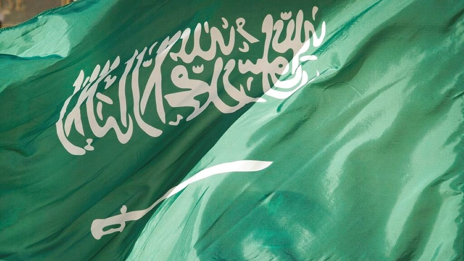 صورة أرشيفية - في هذه الصورة التي التقطت في 22 مارس 2018، يظهر عضو في حرس الشرف مغطى بالعلم السعودي في واشنطن.