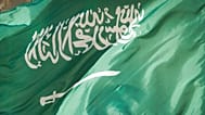 صورة أرشيفية - في هذه الصورة التي التقطت في 22 مارس 2018، يظهر عضو في حرس الشرف مغطى بالعلم السعودي في واشنطن.