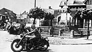 Moto de la Wehrmacht le 5 juin 1940 lors de l'invasion de la France à Arras (AP Photo)