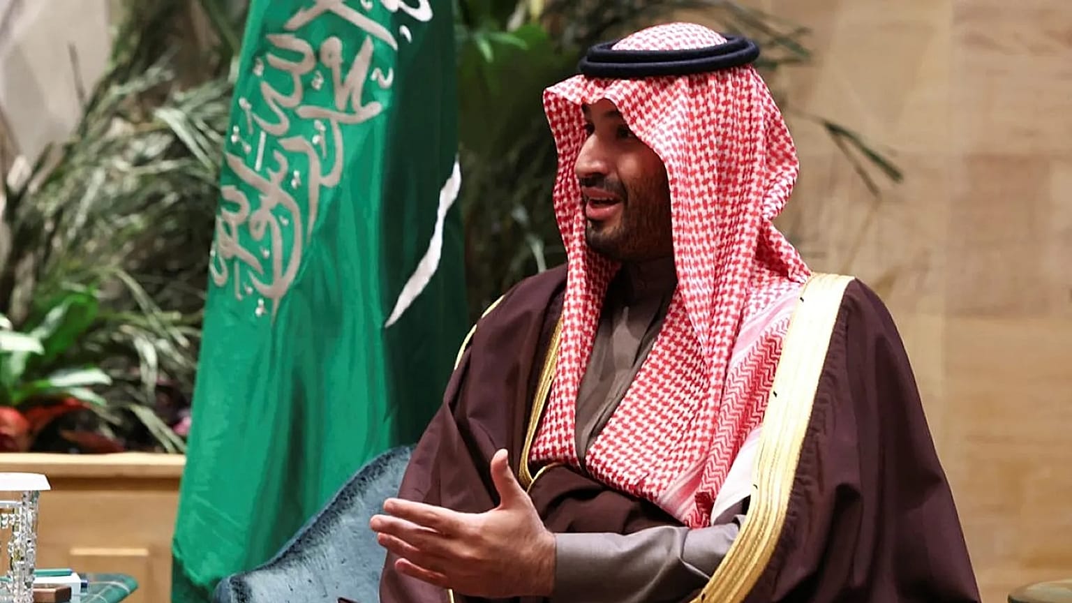 ولي العهد السعودي الأمير محمد بن سلمان يشير بيده خلال اجتماع مع وزير الخارجية الأمريكي ماركو روبيو في الرياض، المملكة العربية السعودية، يوم الاثنين 17 فبراير 2025.