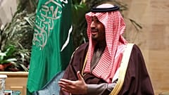 ولي العهد السعودي الأمير محمد بن سلمان يشير بيده خلال اجتماع مع وزير الخارجية الأمريكي ماركو روبيو في الرياض، المملكة العربية السعودية، يوم الاثنين 17 فبراير 2025.