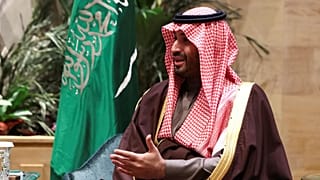 ولي العهد السعودي الأمير محمد بن سلمان يشير بيده خلال اجتماع مع وزير الخارجية الأمريكي ماركو روبيو في الرياض، المملكة العربية السعودية، يوم الاثنين 17 فبراير 2025.
