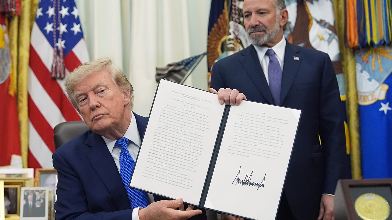 ABD Başkanı Donald Trump, Oval Ofis'te yeni başkanlık kararnamelerini açıkladı, 6 Ağustos 2026.