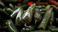 ARCHIVO - Chiles jalapeños a la venta en un mercado de la Ciudad de México, viernes 25 de julio de 2008.