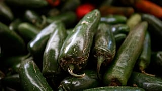 ARCHIVO - Chiles jalapeños a la venta en un mercado de la Ciudad de México, viernes 25 de julio de 2008.