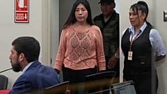 وصلت رئيسة وزراء بيرو السابقة بيتسي تشافيز إلى قاعدة للشرطة على مشارف ليما، بيرو، لحضور محاكمتها بتهم التمرد والتآمر ضد الدولة، يوم الثلاثاء 18 مارس 2025. (صورة من وكالة أسوشي