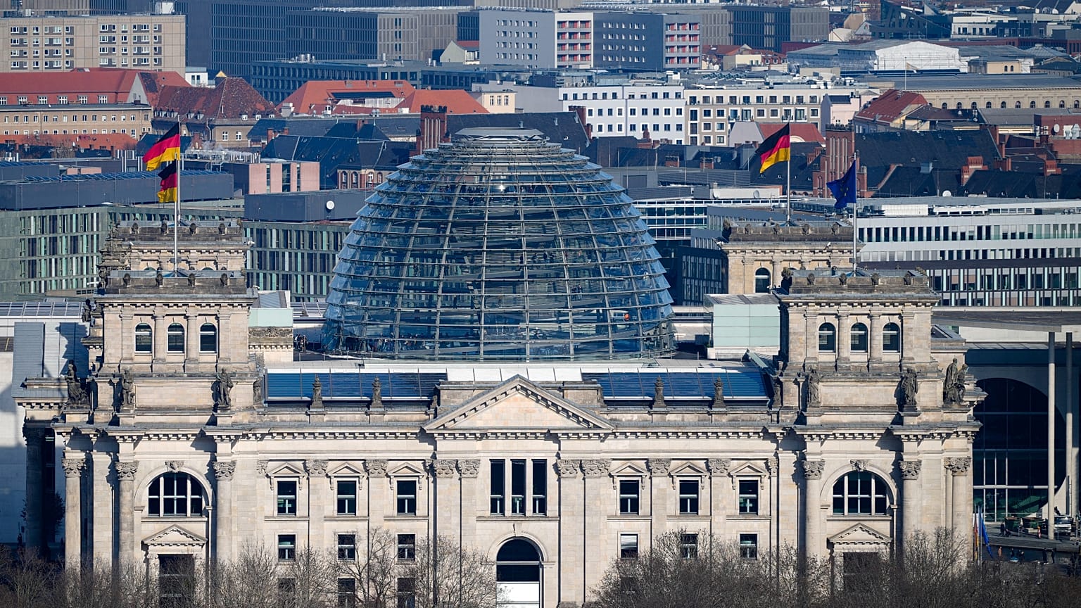 EU- und Deutschlandfahnen wehen vor dem Reichstagsgebäude, dem Sitz des Deutschen Bundestages, in Berlin, Deutschland, Samstag, 22. Februar 2025.  