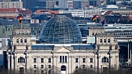EU- und Deutschlandfahnen wehen vor dem Reichstagsgebäude, dem Sitz des Deutschen Bundestages, in Berlin, Deutschland, Samstag, 22. Februar 2025.  