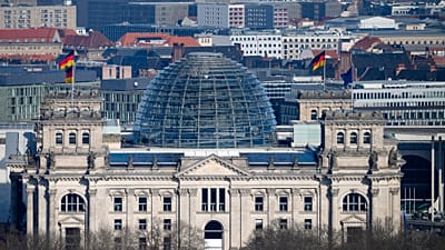 EU- und Deutschlandfahnen wehen vor dem Reichstagsgebäude, dem Sitz des Deutschen Bundestages, in Berlin, Deutschland, Samstag, 22. Februar 2025.  