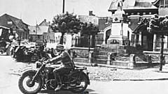 Unidad motorizada alemana pasando por la ciudad de Arras, Francia, el 5 de junio de 1940. (Foto AP) 