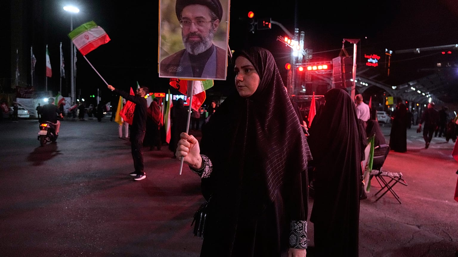 متظاهر إيراني موالي للحكومة يحمل ملصقًا للمرشد الأعلى آية الله مجتبى خامنئي في تجمع في ساحة بطهران، إيران، الثلاثاء 28 يوليو 2026. 