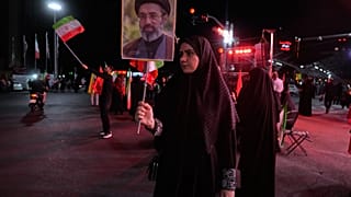 متظاهر إيراني موالي للحكومة يحمل ملصقًا للمرشد الأعلى آية الله مجتبى خامنئي في تجمع في ساحة بطهران، إيران، الثلاثاء 28 يوليو 2026. 