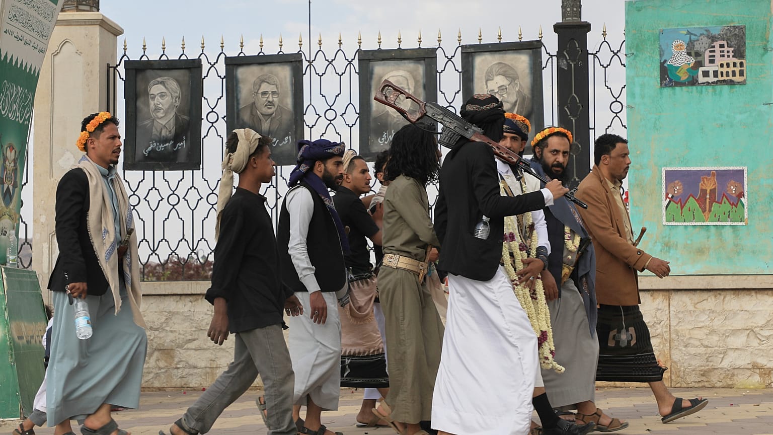 أنصار الحوثيين يسيرون أمام ملصقات لبعض كبار العلماء الإيرانيين الذين قتلوا في الغارات الإسرائيلية، في صنعاء، اليمن، الاثنين 13 يوليو 2026.