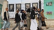 أنصار الحوثيين يسيرون أمام ملصقات لبعض كبار العلماء الإيرانيين الذين قتلوا في الغارات الإسرائيلية، في صنعاء، اليمن، الاثنين 13 يوليو 2026.