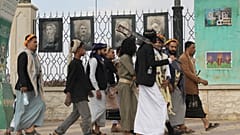 أنصار الحوثيين يسيرون أمام ملصقات لبعض كبار العلماء الإيرانيين الذين قتلوا في الغارات الإسرائيلية، في صنعاء، اليمن، الاثنين 13 يوليو 2026.