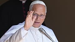 Papa Leão XIV abençoa fiéis e peregrinos reunidos diante do Palácio Apostólico de Castel Gandolfo, nos arredores de Roma, a 19 de julho de 2026
