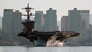 يصطف البحارة ومشاة البحرية على سطح حاملة الطائرات يو إس إس أبراهام لينكولن (CVN-72) أثناء انتشارها من سان دييغو يوم الاثنين 3 يناير 2022. 