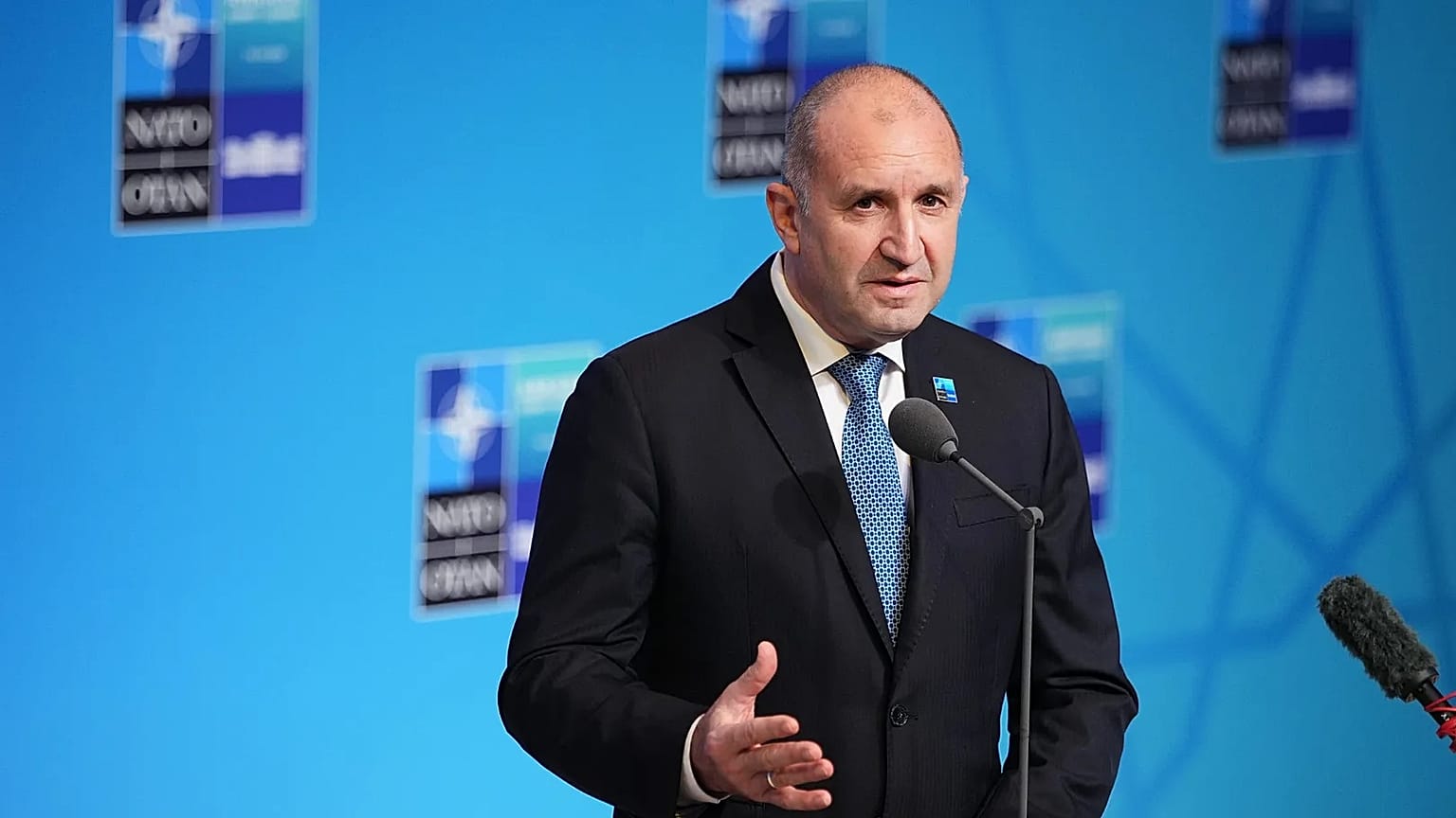 El primer ministro búlgaro Rumen Radev habla a su llegada a la cumbre de la OTAN en Ankara, Turquía, el miércoles ocho de julio de 2026.