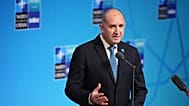 El primer ministro búlgaro Rumen Radev habla a su llegada a la cumbre de la OTAN en Ankara, Turquía, el miércoles ocho de julio de 2026.